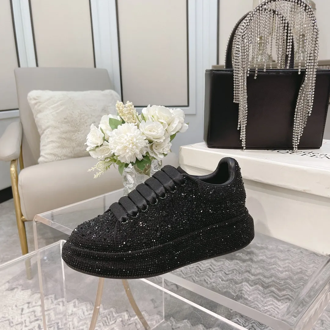 👟👟Ex-factory price 560👟👟 Men's size +10 2025SS McQueen crystal inlaid large and small diamond casual shoes counter original 1:1 production Fabric: imported silk velvet + imported Czech diamonds Lining: sheepskin lining Code number: 35-41 Male 39/44